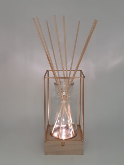 Garrafa de vidro sobre base de madeira com iluminação em led e metais rose gold - Image 3